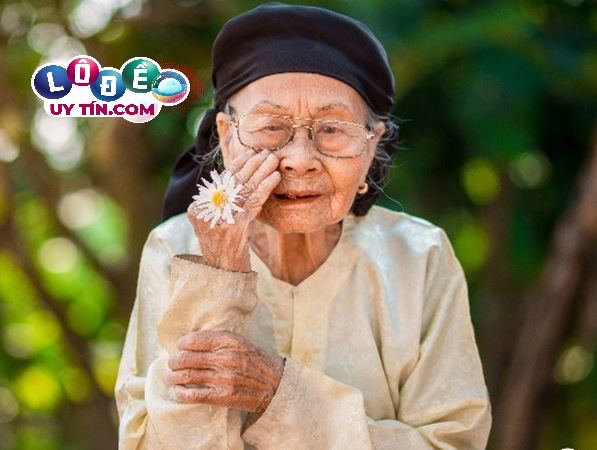 Nằm mơ thấy bà ngoại đánh con gì may mắn? 3 Hình ảnh bà ngoại xoa đầu, âu yếm bạn như tán dương bạn đã có một người vợ tốt - Nằm mơ thấy bà ngoại đánh con gì may mắn?