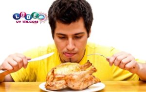 Nằm mơ thấy ăn thịt gà đánh con gì? Điềm báo tốt hay xấu?