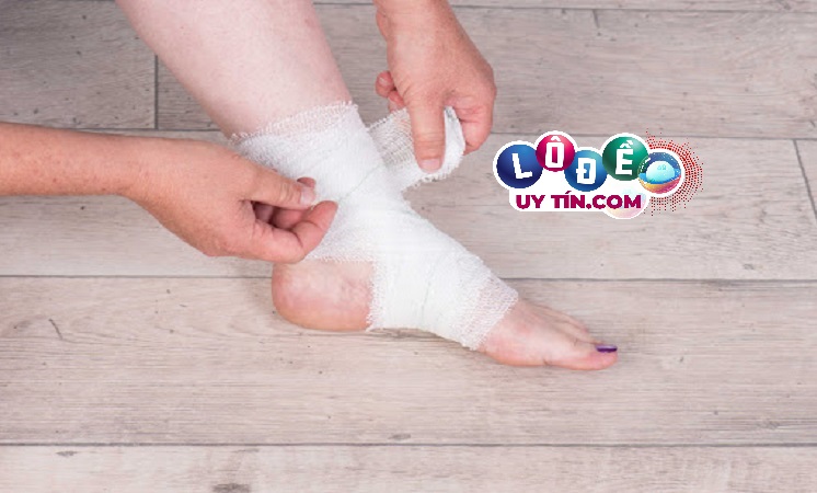 Điềm báo mơ thấy chảy máu chân đánh con gì? Có ý nghĩa gì? 3 Điềm báo mơ thấy chảy máu chân đánh con gì khi bị rắn cắn