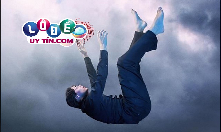 Khi bạn nằm mơ thấy rơi từ trên cao xuống đánh con gì